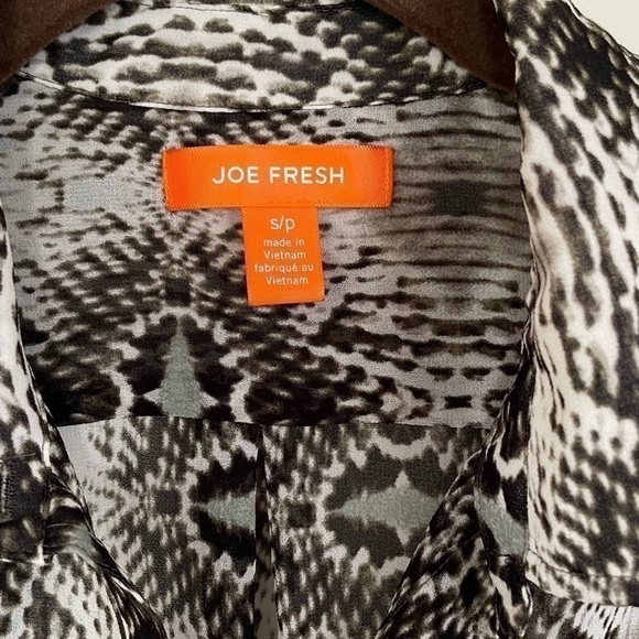 Joe Fresh Women’s Sheer Long Sleeves Snake Skin Print Blouse Black/ Grey  Small - Picture 4 of 7